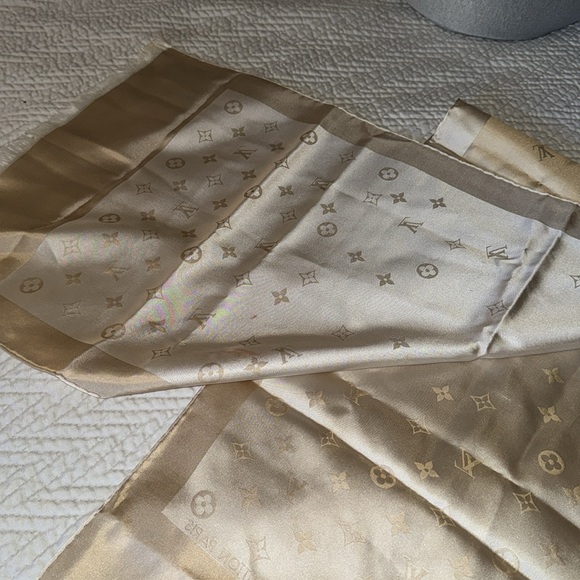 LV 100% Silk Scarf Cream and white ( no odors , pinhole snag & 2 small stains - Picture 7 of 8